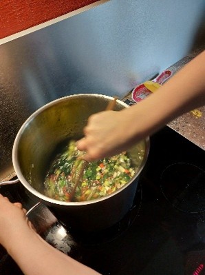 Soupe aux lentilles jaunes et aux légumes